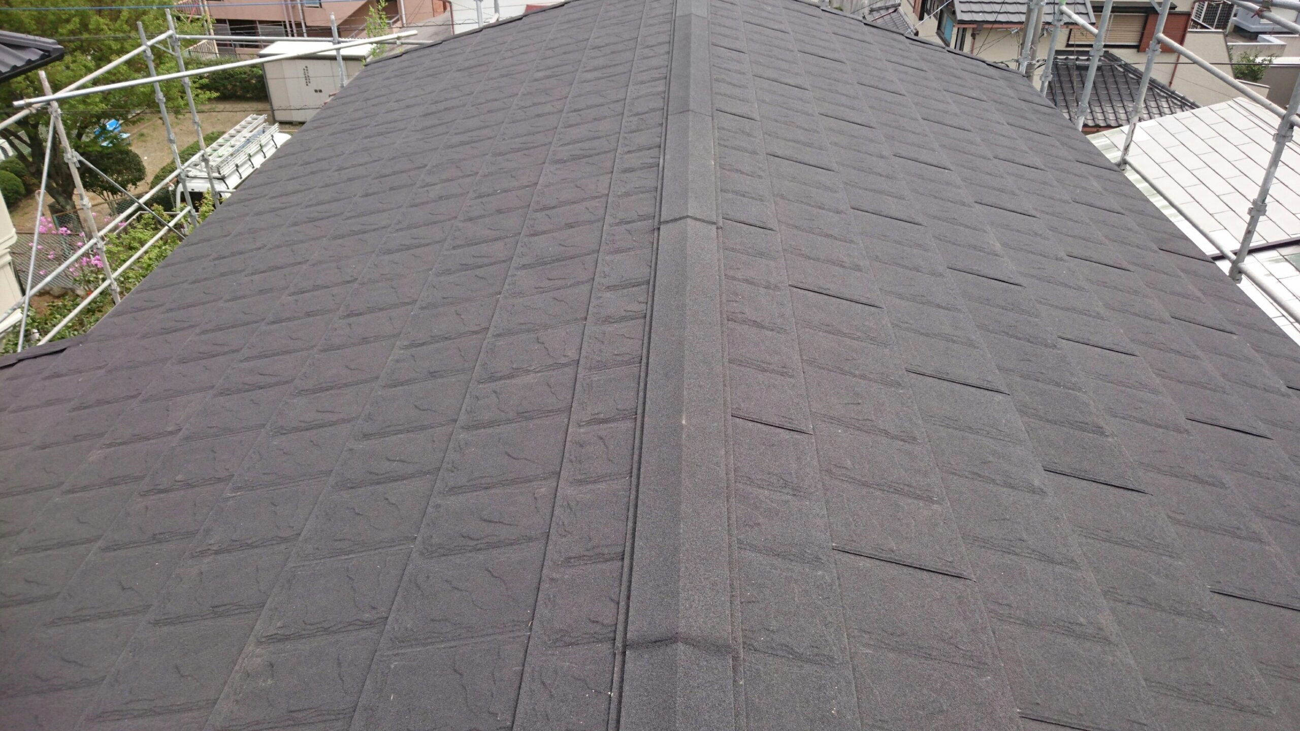 屋根カバー工法で重宝されるJメタルルーフとは？性能からガルバリウムとの違いまで解説